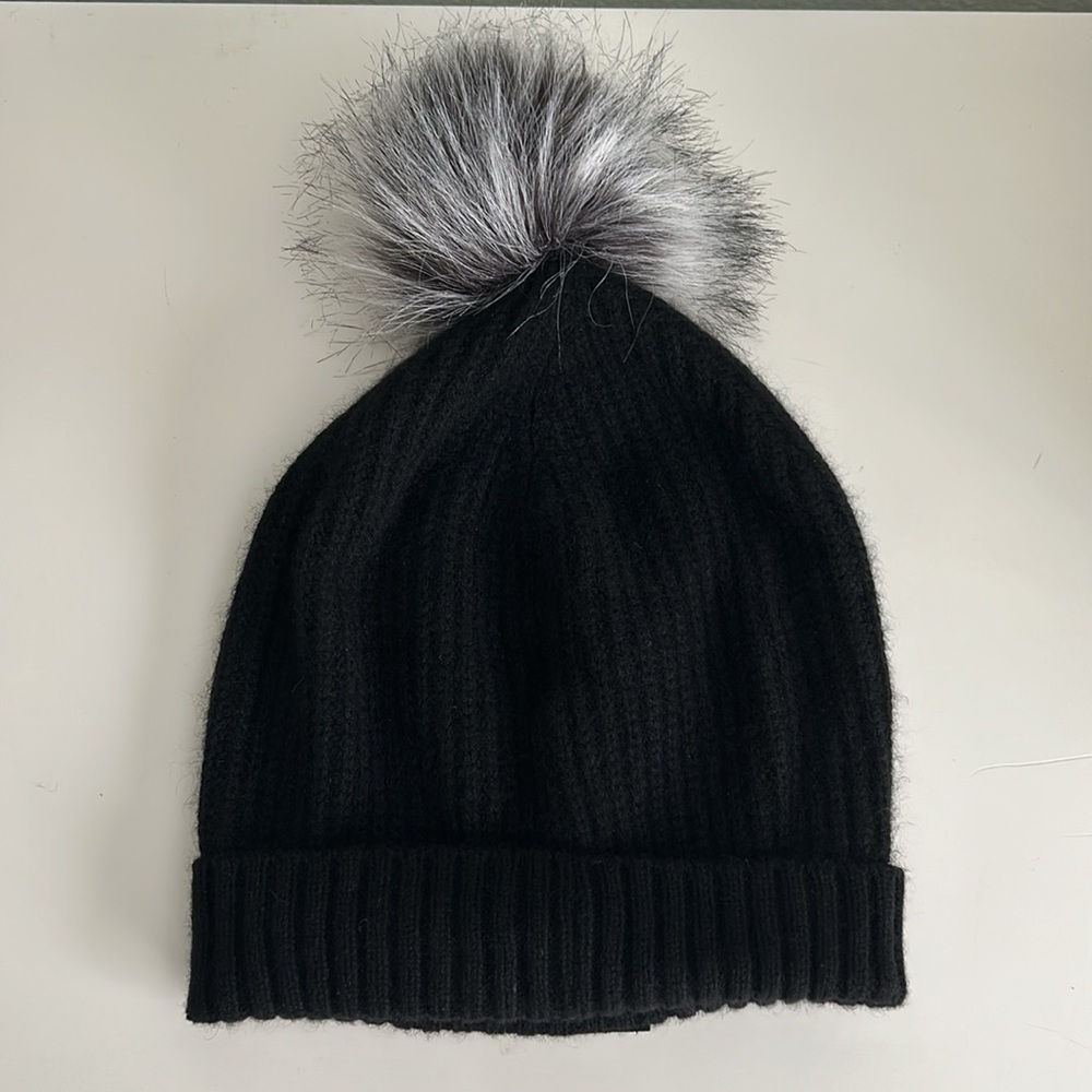 Cirque Rare Telluride Black Cashmere Beanie Hat with Faux Fur Pompom - Picture 2 of 6